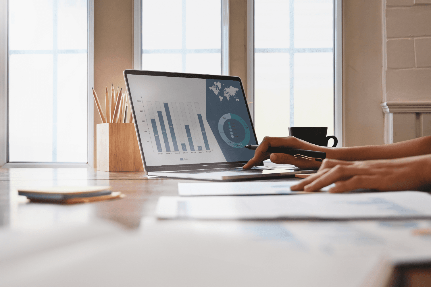 Analyse de données sur un laptop grâce à un logiciel ERP