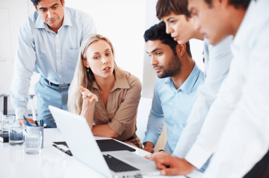 Entreprise en consultation avec un consultant pour une transformation numérique. Implantation d'un logiciel ERP.