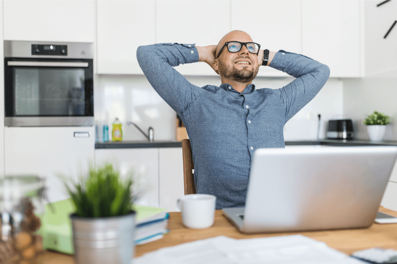 Homme détendu et heureux de travailler à distance